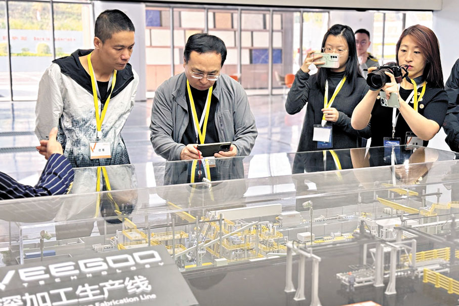 ●海外華媒采風團走訪獅山鎮的智能製造和高新技術企業。 香港文匯報記者李紫妍 攝