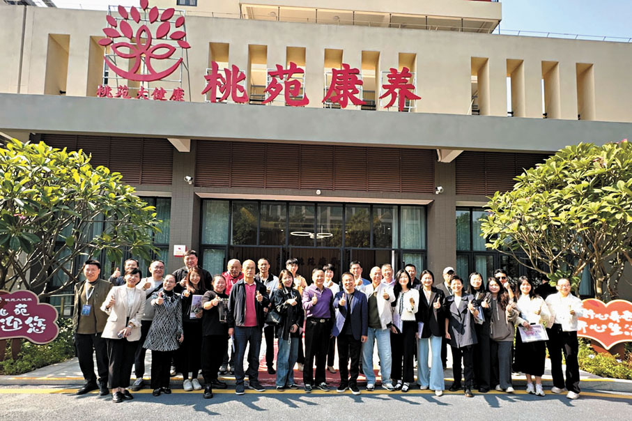 ●海外華文傳媒合作組織2024廣東高質量發展采風活動走訪佛山獅山鎮南海桃苑福利中心。 香港文匯報記者李紫妍 攝