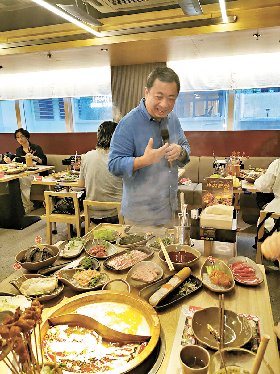 ●方叔叔現身餐廳分享多年來堅持的原則：不添加香精、自家熬製牛油。