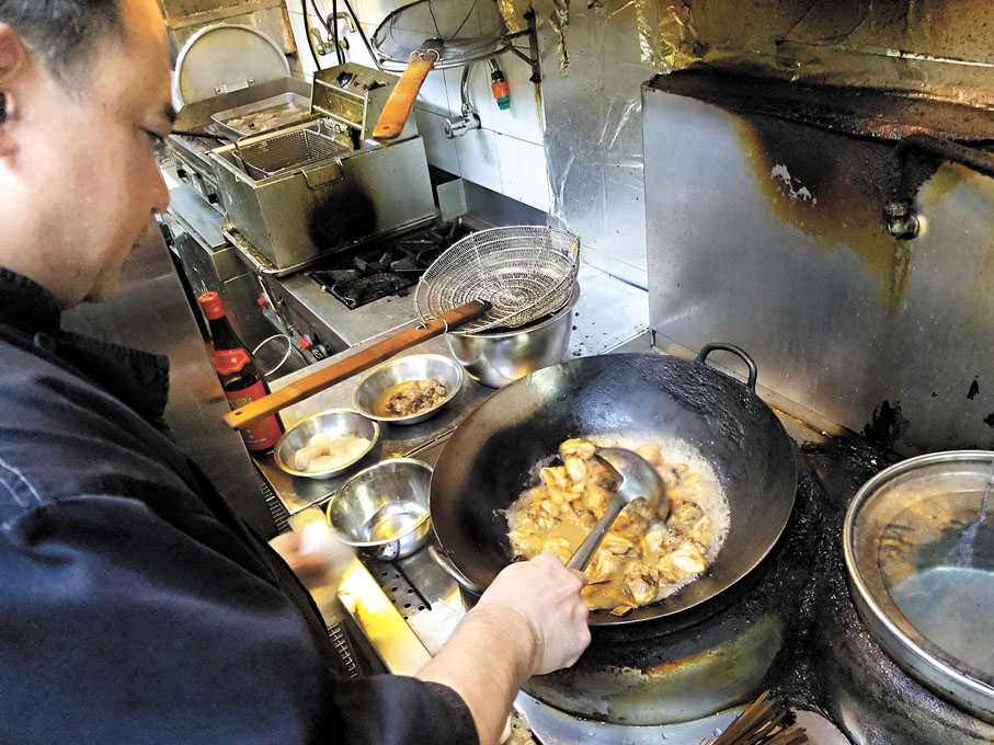 ●雞煲即叫即製，食客可選新鮮雞或冰鮮雞。