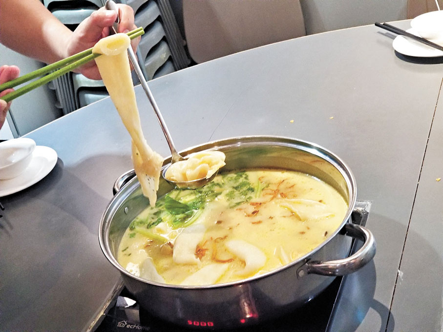 ●蟲草花野生竹笙花膠雞煲，野生竹笙皇亦可再散叫。