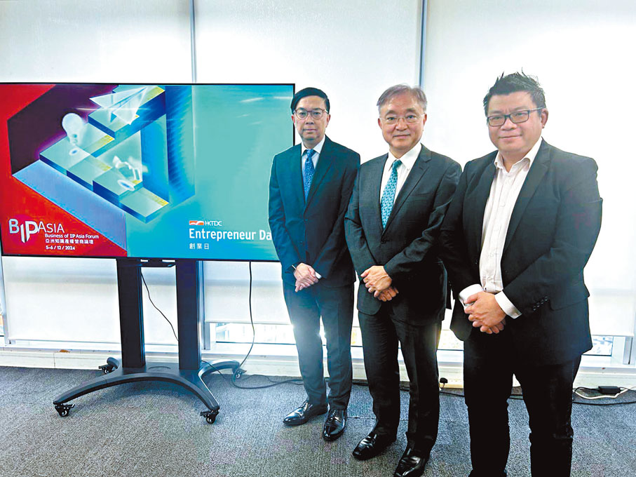 ●梁國浩（左）指，將兩個活動合併舉行是為了讓參與者可以藉此機會與「創業日」的公司、創辦人及與會者進行交流。中為楊孟璋，右為區恩庭。 莊程敏 攝