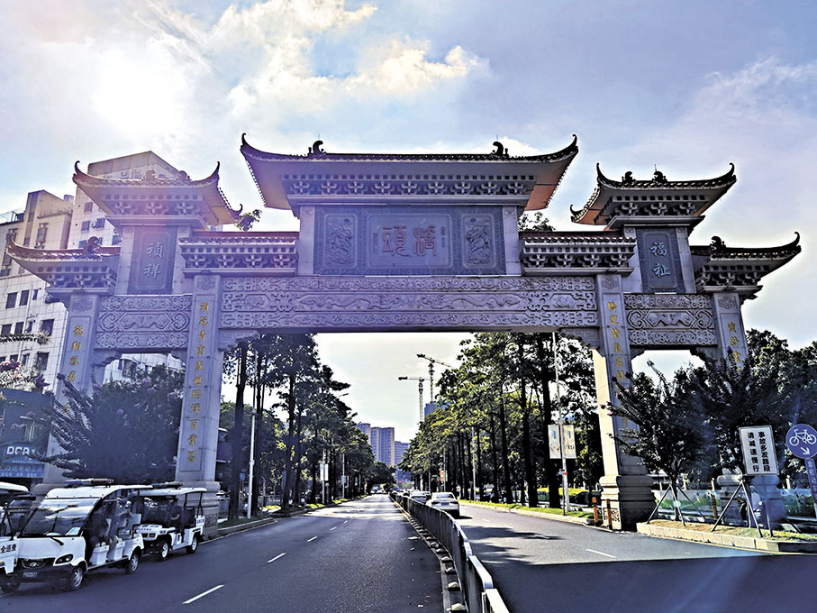 ●橋頭人引以自豪的石牌坊。 作者供圖