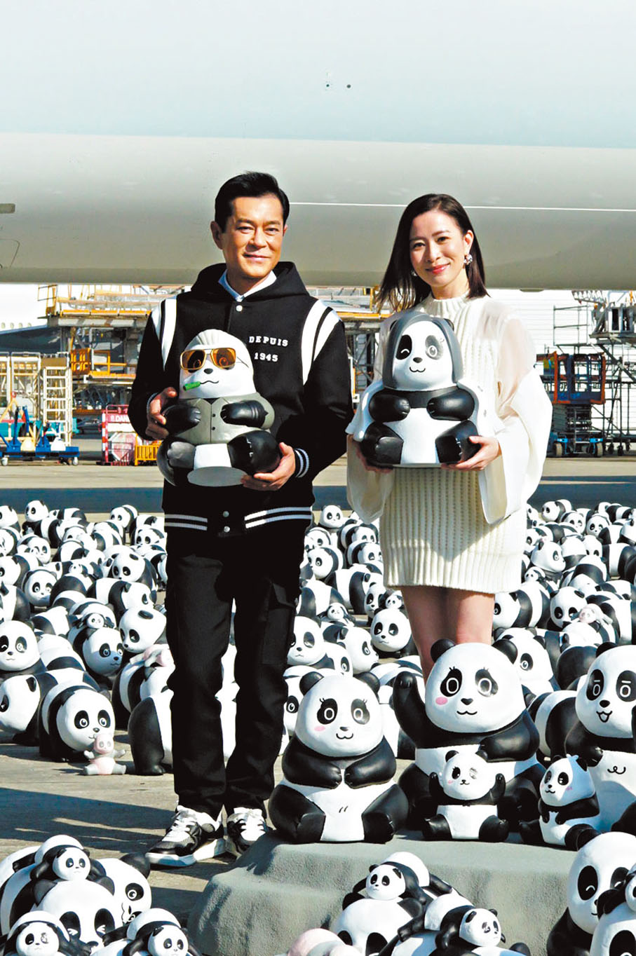 ●古仔和阿佘獲贈「龍捲風」及「Man姐」造型的熊貓公仔。