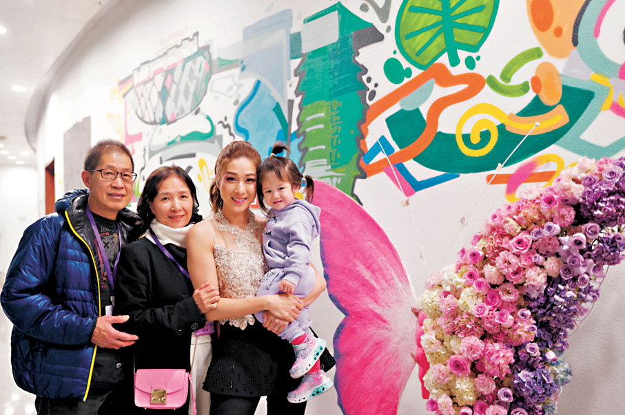 ●鍾嘉欣獲父母及孻囡Anika專程前來捧場。