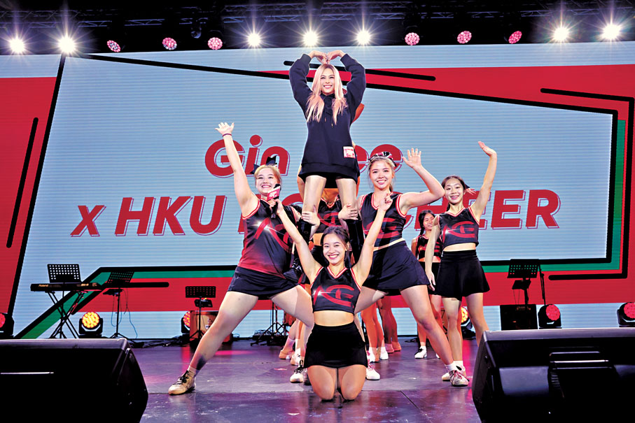 ●李幸倪與學生們合力疊羅漢。