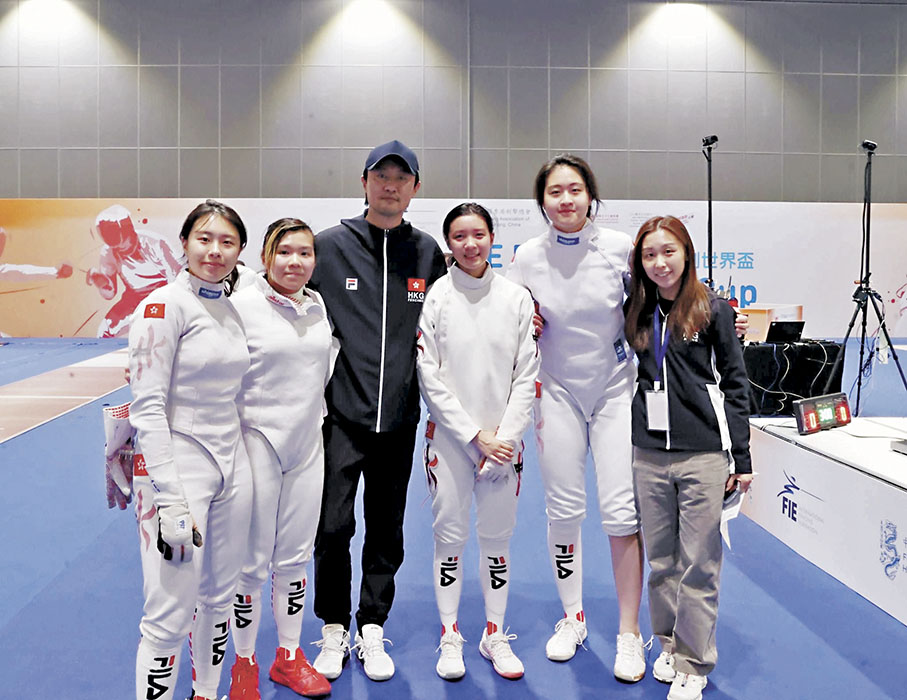 ●姜海濤（左三）對劍隊的後起之秀充滿信心。  中國香港劍擊總會圖片