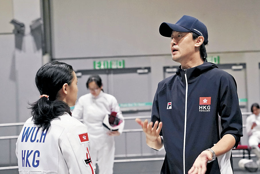 ●姜海濤（右）滿意團隊在今次重劍青年世界盃香港站的表現。 香港文匯報記者張發兒  攝