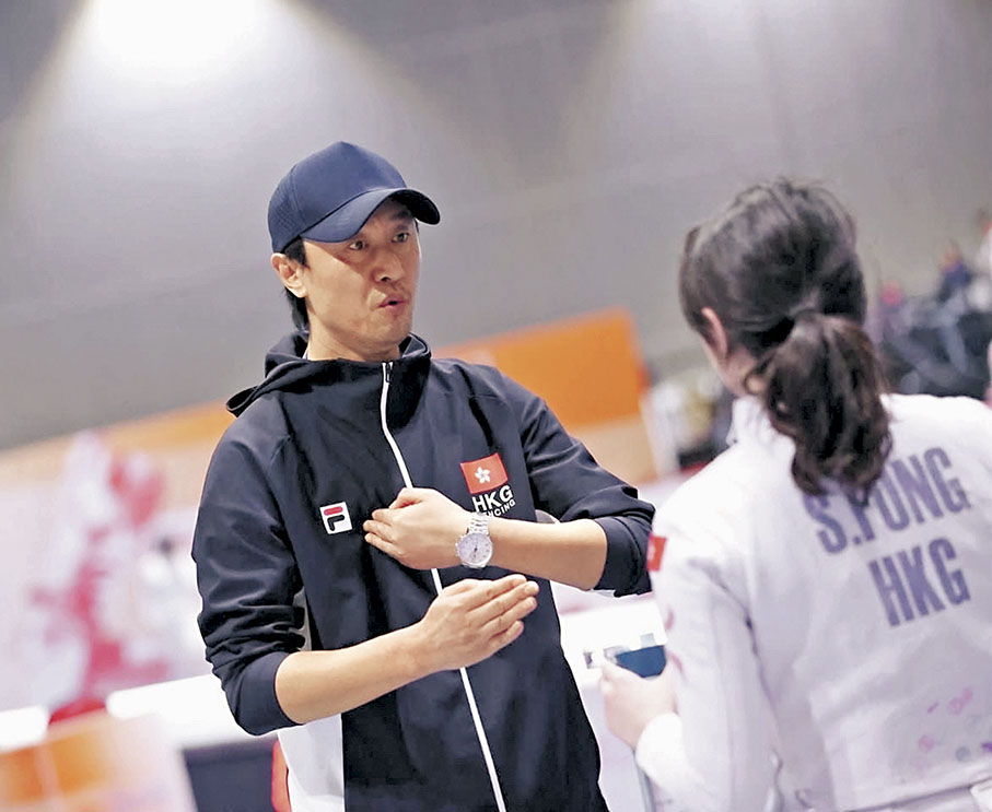 ●姜海濤（左）指導劍手們如何改進，並勉勵年輕小將要保持熱情。  中國香港劍擊總會圖片