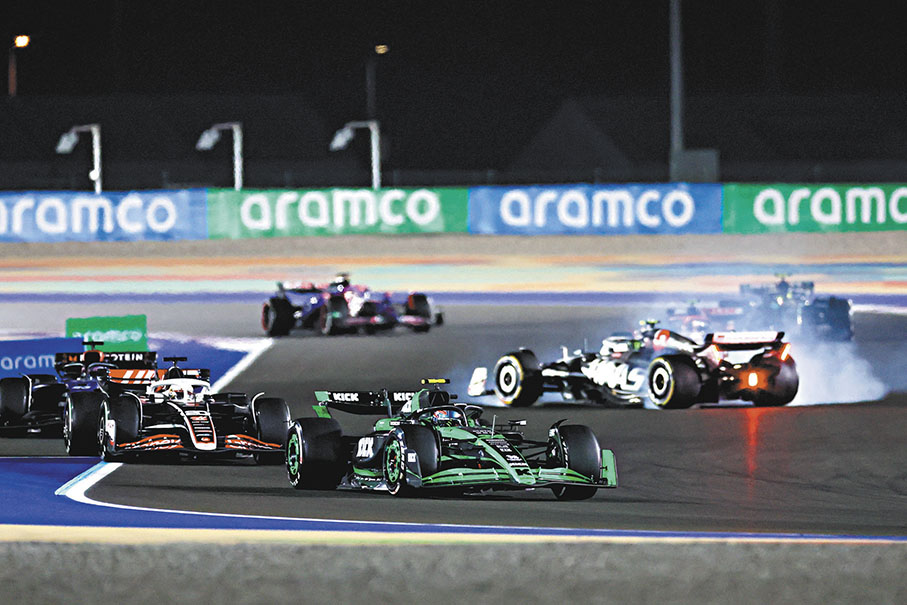 ●周冠宇（綠色戰車）取得第八名，平F1生涯最好成績。  新華社