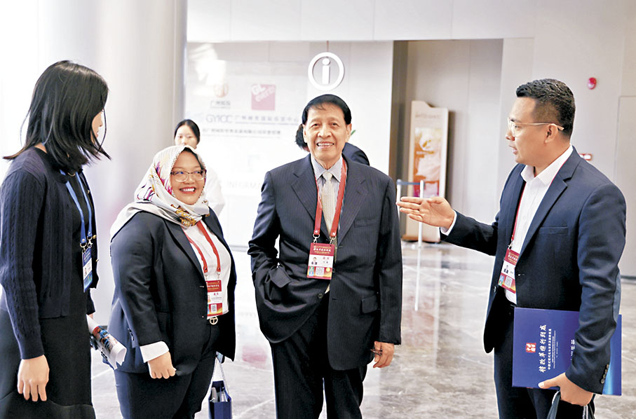 ●12月2日至4日，2024年「讀懂中國」國際會議（廣州）在廣州舉辦，主題是「將改革進行到底——中國式現代化與世界發展新機遇」。圖為與會嘉賓在會場外交流。 新華社