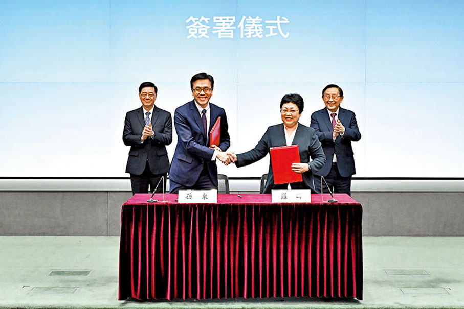 ●香港特區行政長官李家超和中國科學技術協會主席萬鋼昨日共同見證雙方簽署合作框架協議。