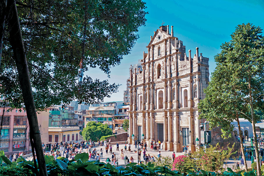 ●澳門，一座東西文化交匯、古今風貌相融的城市。大三巴牌坊、大炮台等歷史建築，與現代建築群交相輝映，澳門作為國際旅遊目的地，正向世界展示獨特魅力。     新華社