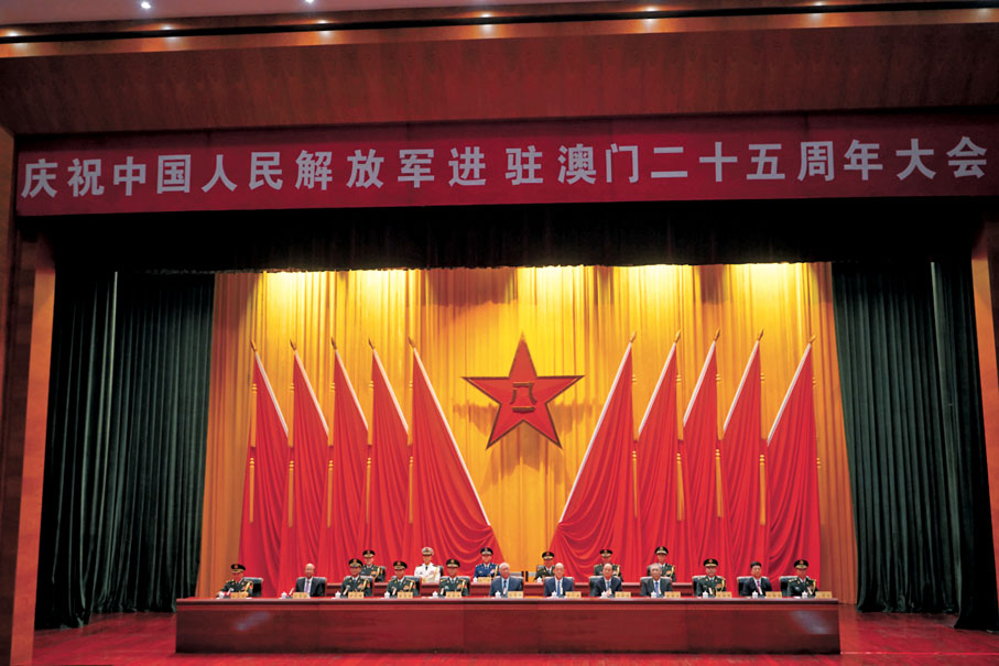 ●12月3日上午，慶祝中國人民解放軍進駐澳門二十五周年大會在駐澳門部隊仔軍營舉行。中新社