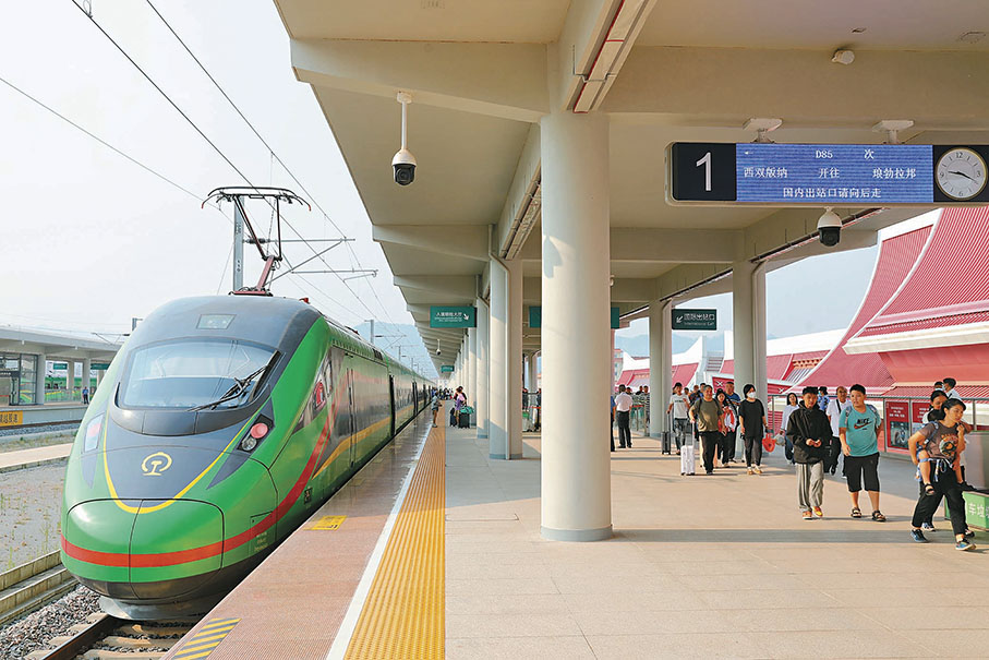 ●中老鐵路開通三周年。圖為中老鐵路列車從西雙版納開往琅勃拉邦。 香港文匯報記者譚旻煦  攝