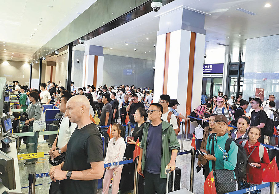 ●國際旅客通過磨憨鐵路口岸出入中國。 香港文匯報記者譚旻煦  攝