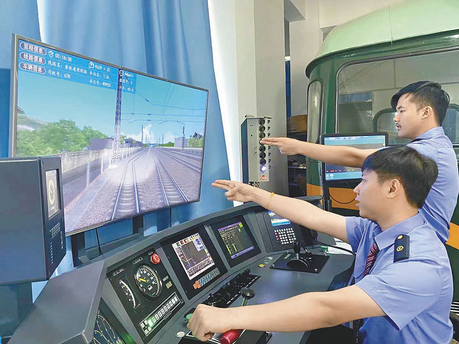 ●柯比（前）學習高鐵駕駛 。 香港文匯報記者譚旻煦  攝