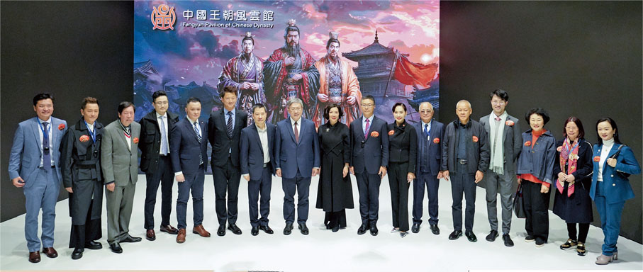 ●卓永興（左八）、鄺美雲（右七）﹑李功勛（右八）﹑李文彬（左七）﹑鄭泳舜（左一）、鄧飛（左五）及陳凱欣（右一）等為「中國王朝風雲館之三國風雲」揭幕。