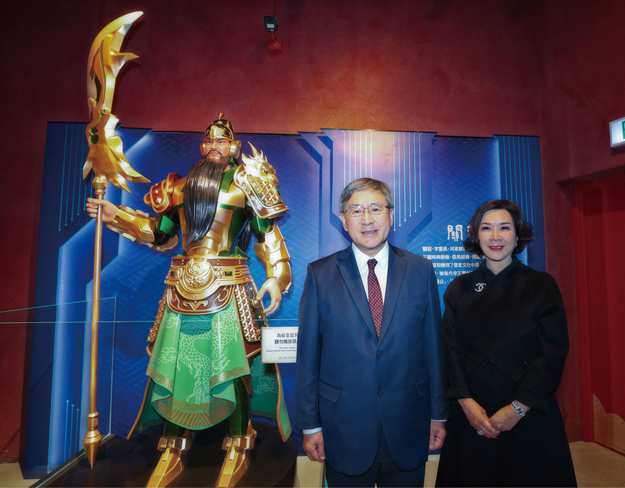 ●香港特別行政區政府政務司副司長卓永興與藝文發展基金會會長謝景霞在關羽像前合照。