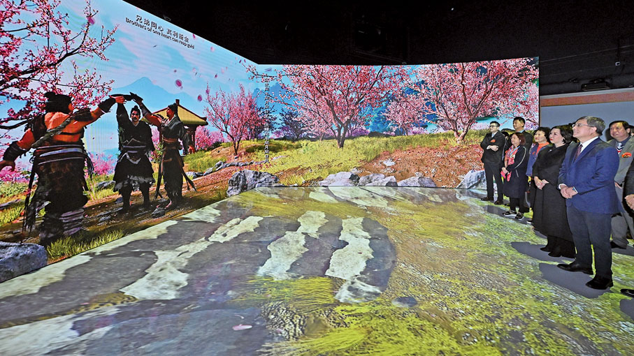 ●香港特別行政區政府政務司副司長卓永興與其他嘉賓一起欣賞展館中的270度沉浸式影像。