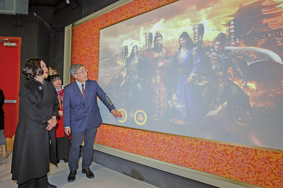 ●香港特別行政區政府政務司副司長卓永興試玩展館互動設施。