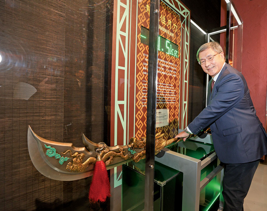 ●香港特別行政區政府政務司副司長卓永興率先試舉青龍偃月刀。