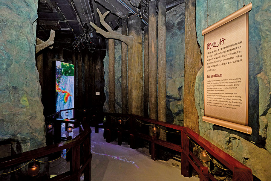 《蜀道行》以壯觀的懸崖瀑布影像的場景裝置，呈現三國蜀道的險峻奇景。