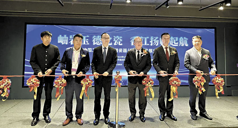 ●現場嘉賓為展覽剪綵。 香港文匯報記者胡茜  攝