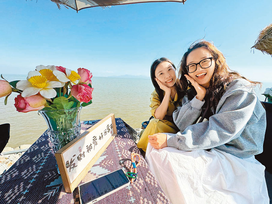 ●崖口村東堤海邊的美景及美食攤位吸引着各地遊客前來觀光度假。 香港文匯報記者盧靜怡 攝
