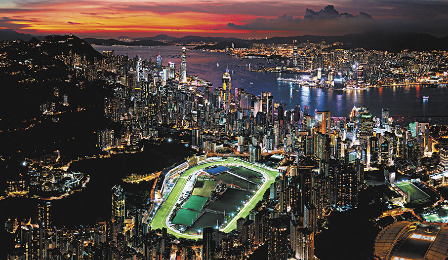 ●《跑馬地馬場的夜間賽事》，2021。 大館供圖