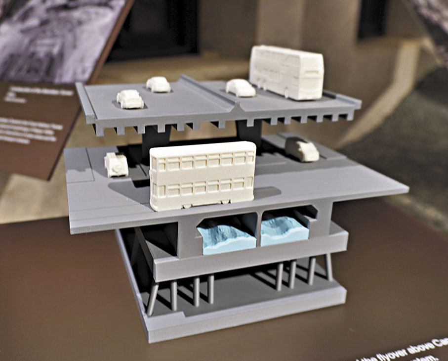 ●堅拿道上方的高架天橋及地下排水系統的剖面模型。 