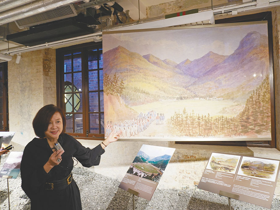 ●鍾妙芬介紹展覽中的歷史資料照片。 