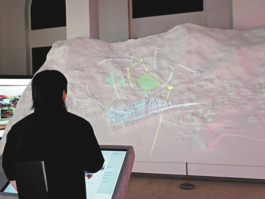 ●觀眾體驗立體地形模型及互動裝置。