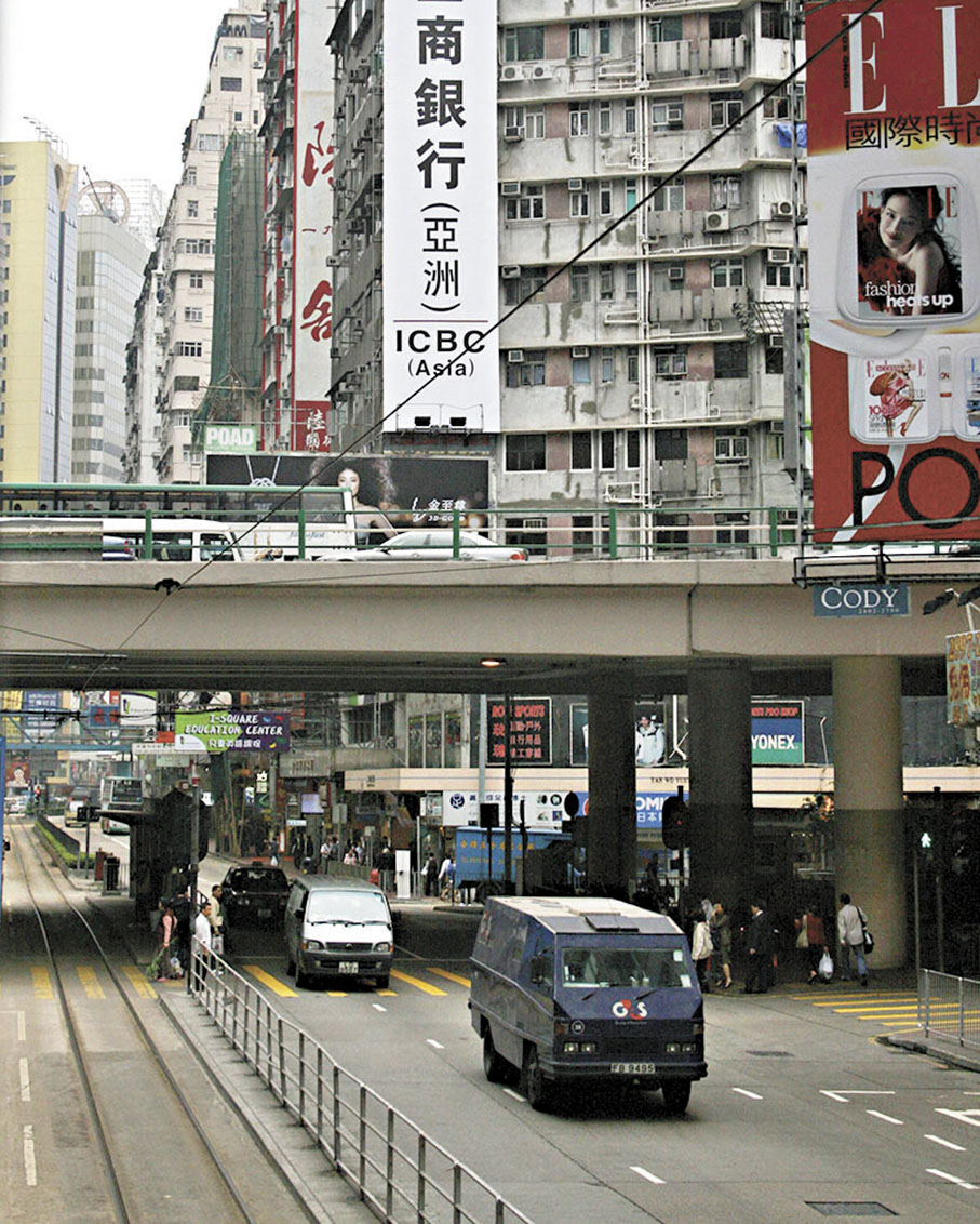 ●如今的堅拿道天橋俗稱鵝頸橋，更因橋底經常有人「打小人」而成為香港特色文化。 資料圖片