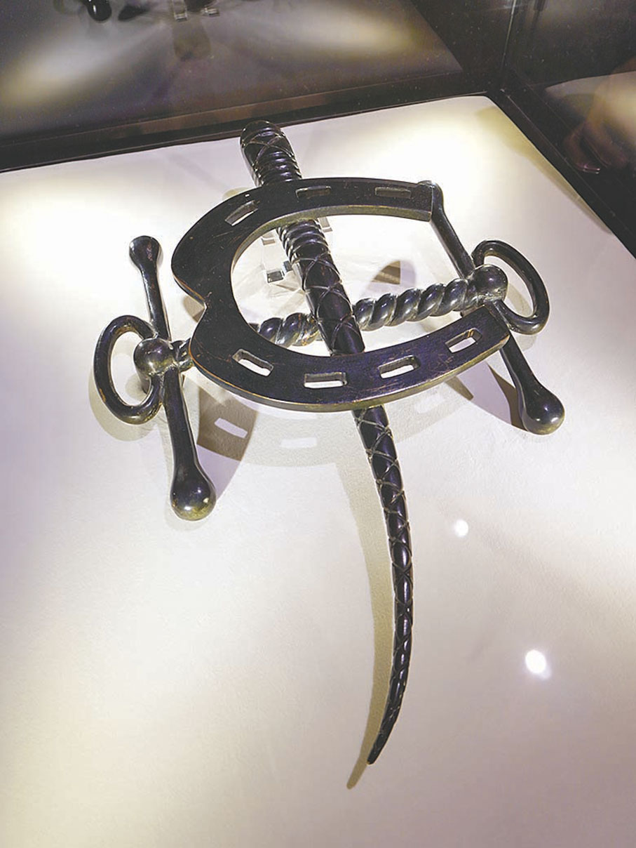 ●1960至1990年代的銅製「香港賽馬會標誌」。