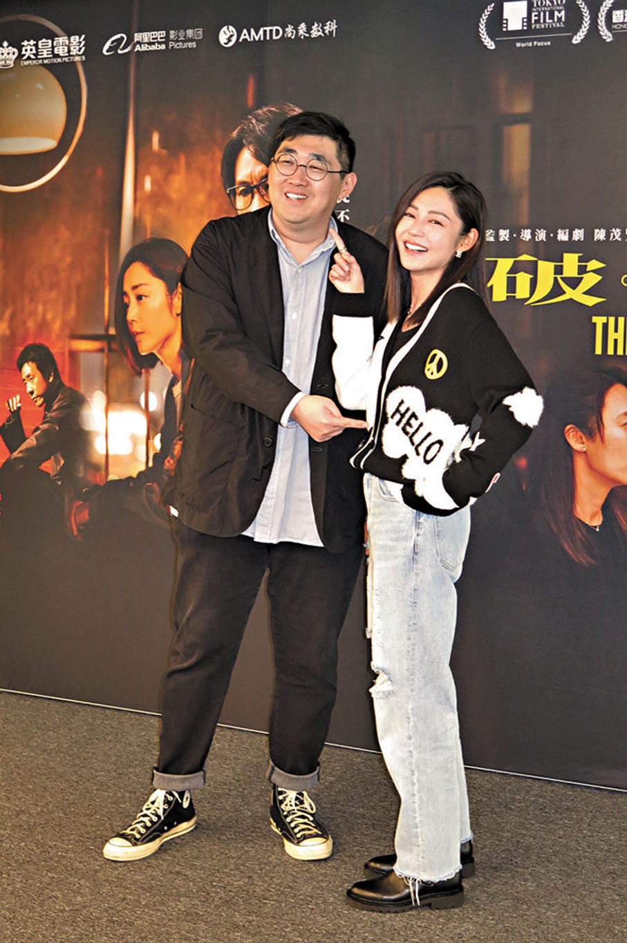 ●陳茂賢和衛詩雅互相恭喜時，其間陳茂賢更指着對方的腹部似意有所指。