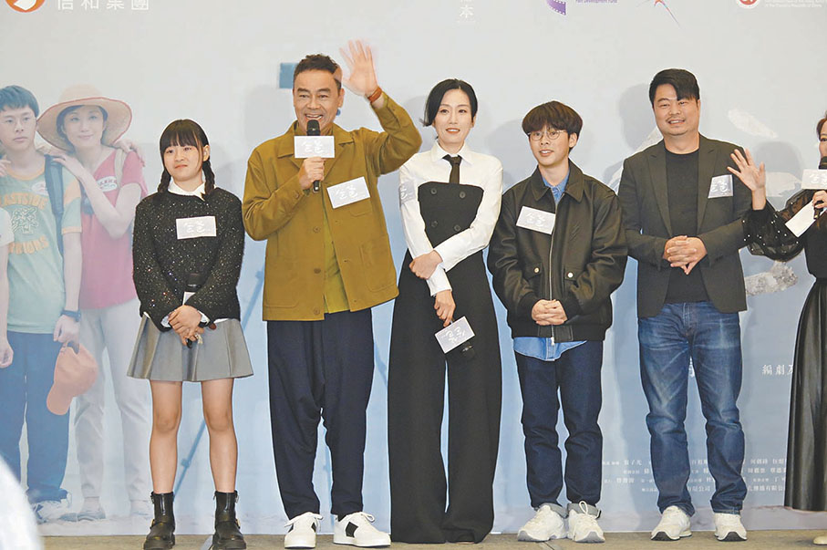 ●劉青雲攜「一家四口」亮相電影首映禮。