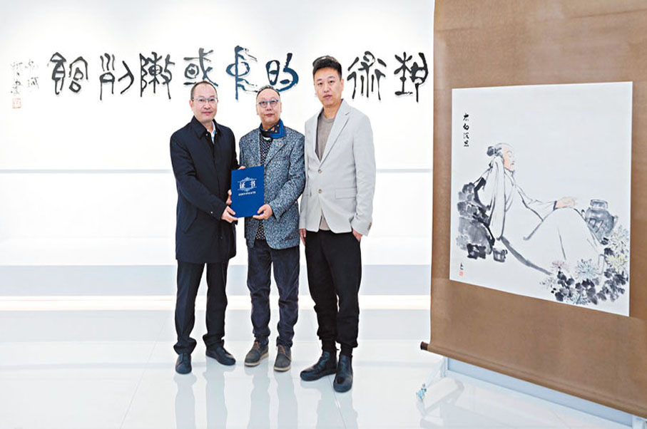 ●蔣代明（中）與蔣一輝（右）向陳列館捐贈蔣兆和先生的《太白沉思圖》。