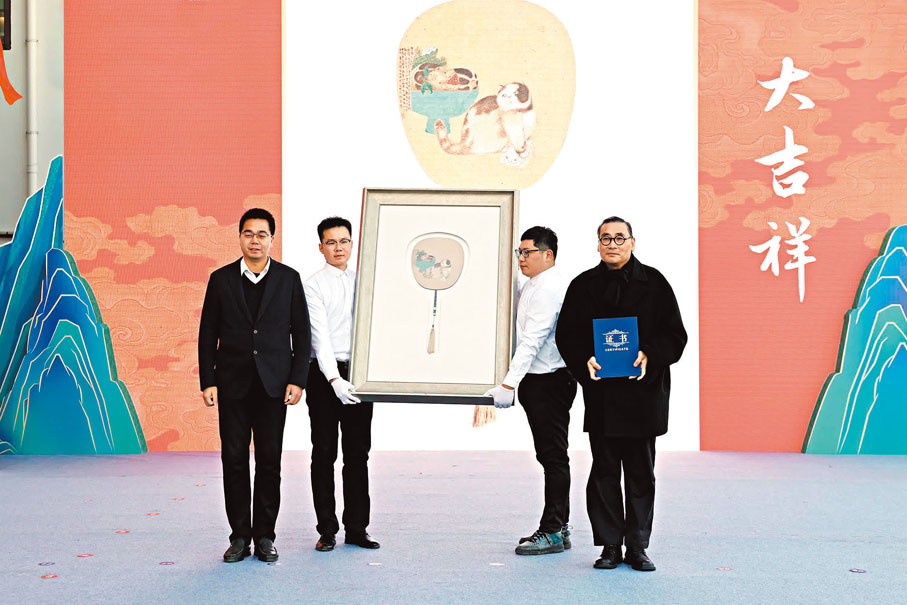 ●中國國家畫院院長劉萬鳴（右一）向陳列館捐贈《大吉祥》作品。