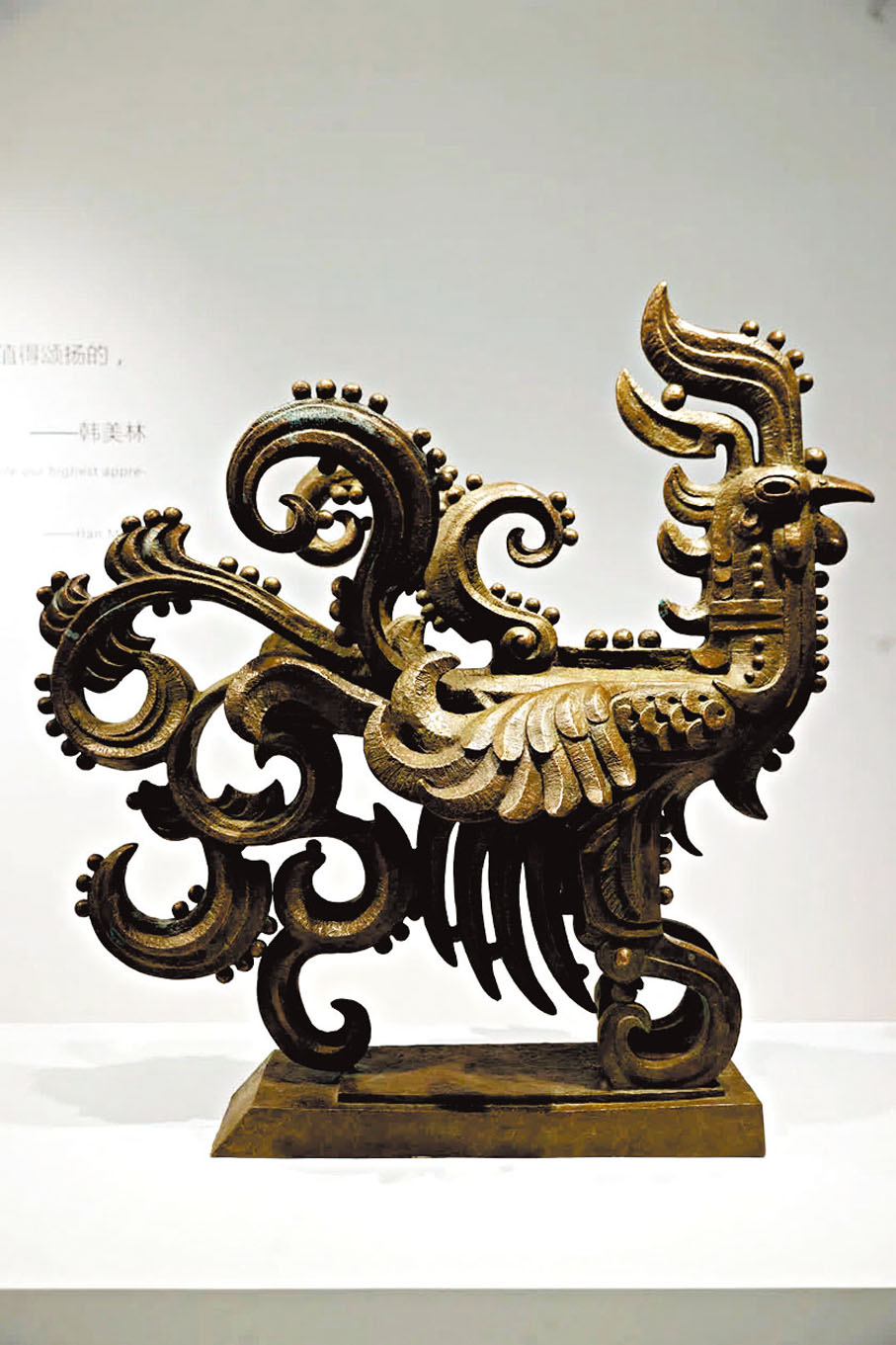 ●韓美林的銅雕《雄雞》古樸大氣。