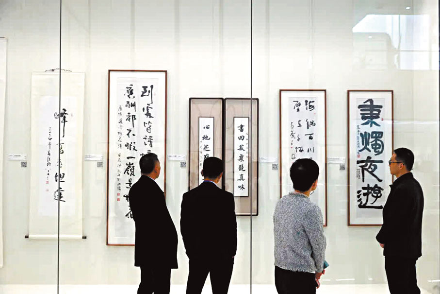 ●風格不一的書法作品吸引嘉賓代表駐足欣賞。