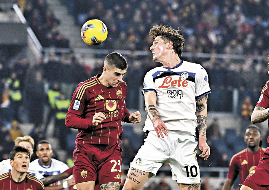 ●辛尼奧路（右）頭槌破網。  路透社