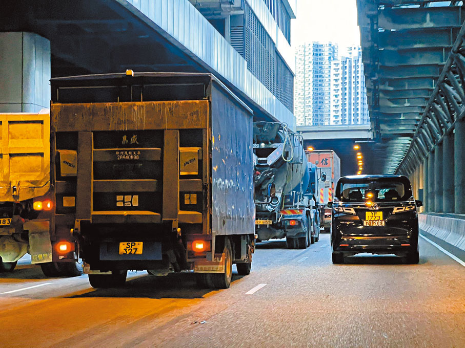 ●香港文匯報記者實測發現屯門公路交通較擠塞， 隨着大欖隧道即將下調收費，預料能分流部分車流。香港文匯報記者廣濟  攝