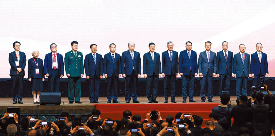 ●嘉賓上台為國家憲法日座談會「憲法與進一步全面深化改革」主禮。 香港文匯報記者郭木又 攝