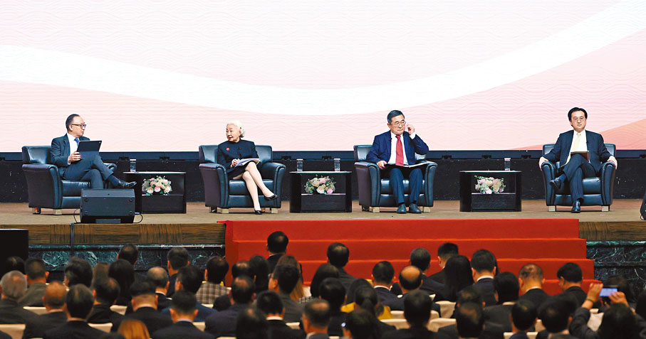 ●國家憲法日座談會的對談環節。左起：廖長江、梁愛詩、莫紀宏、王鳴峰。 香港文匯報記者郭木又 攝