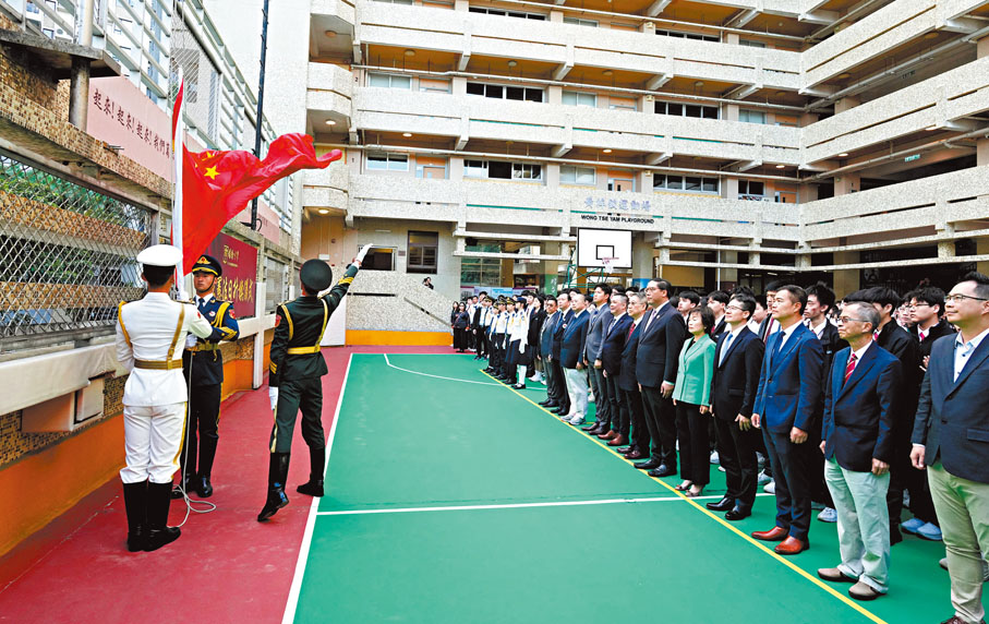 ●香港升旗隊總會在昨日全國憲法日推動在全港學校舉行升旗禮。圖為在培僑中學的活動主場，邀得解放軍駐香港部隊三軍儀仗隊到校為師生舉行升旗儀式。 大公文匯全媒體記者林少權  攝