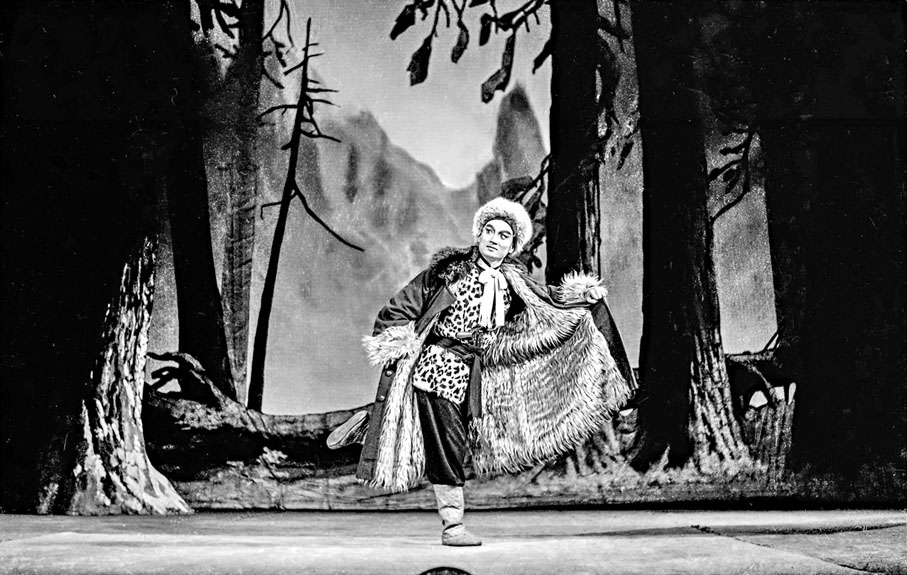 ●童祥苓在《智取威虎山》舞台版劇中飾演楊子榮。