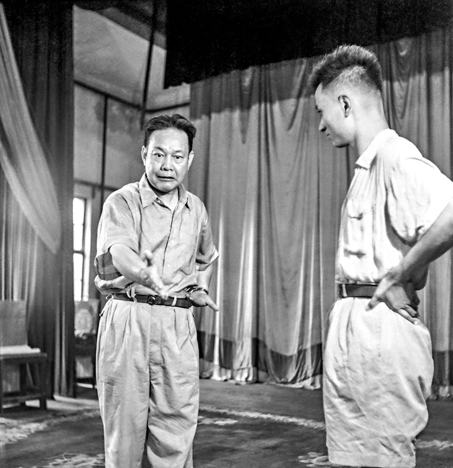 ●師父周信芳（左）為童祥苓說《打漁殺家》。