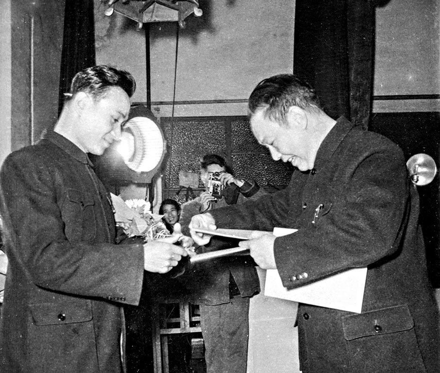 ●1959年12月，周信芳與童祥苓交換師徒合約。