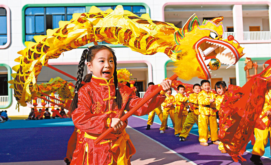 ●今年1月，浙江台州市仙居縣迎暉幼兒園的小朋友在表演舞龍，喜迎新春。資料圖片